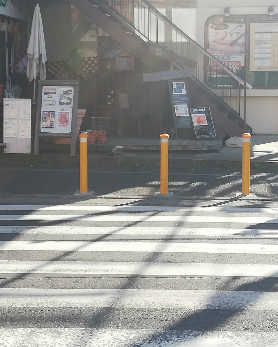 みのり台駅最寄りの交差点で歩道を安全にする為の工事実施 現地状況 黄色いポールの設置が進む 松戸ロード 松戸の地域情報