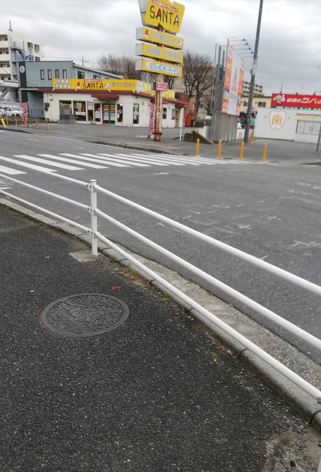 松戸市消防局交差点 松戸新田 で歩道を安全にする為の工事実施 現地状況 黄色いポールの設置も進む 松戸ロード 松戸の地域情報