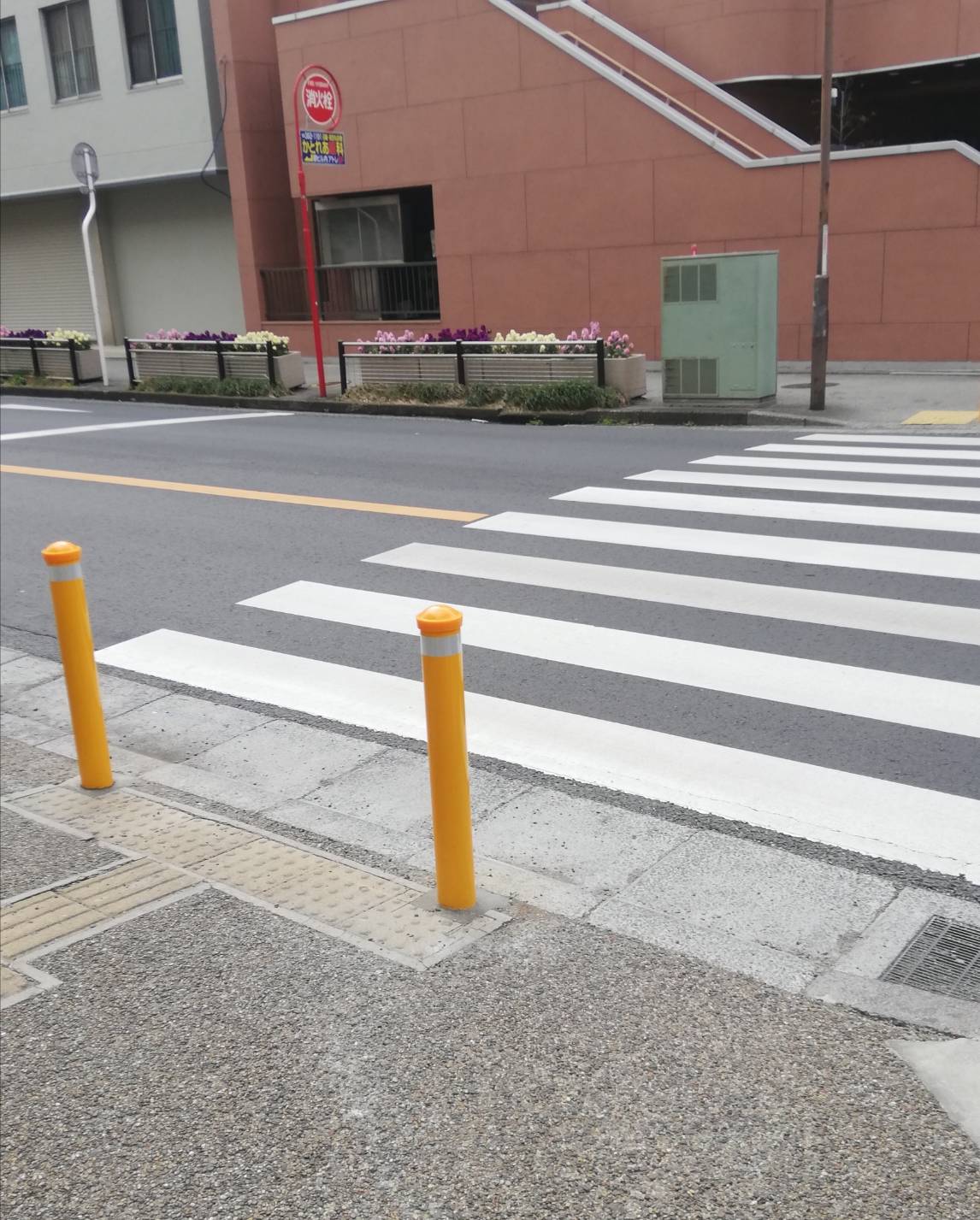 松戸市民劇場の接する交差点で歩道を安全にする為の工事実施 現地状況 黄色いポールやガードレール設置も進む 松戸ロード 松戸の地域情報